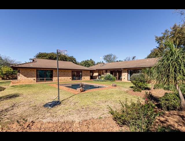 6 BEDROOM HOUSE FOR SALE IN POORTVIEW